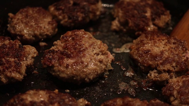 土耳其烹饪油炸肉丸视频素材