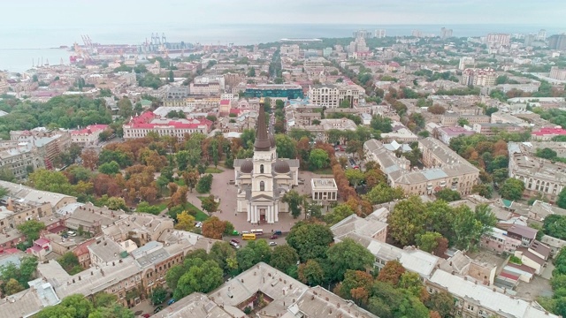 多云的天，变形大教堂和敖德萨市中心的电影鸟瞰图。视频素材