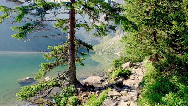 波兰塔特拉山脉著名的山湖，日出时的波兰视频素材