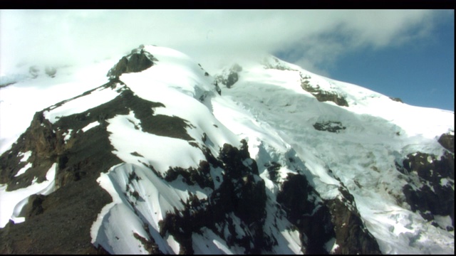 云遮住了白雪覆盖的山峰。视频素材