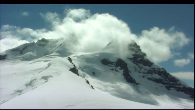 雪覆盖了山顶。视频素材