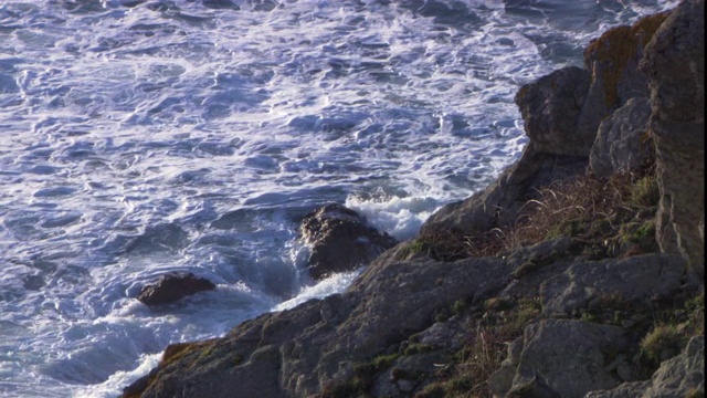 海浪冲击着英国多岩石的海岸线。视频素材