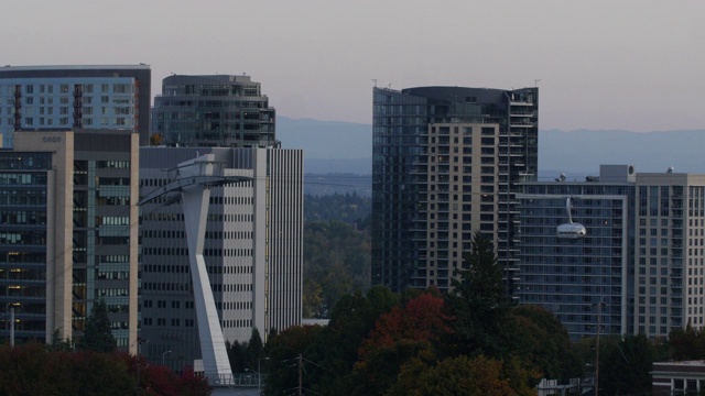 2019年10月9日，俄勒冈州波特兰:OHSU空中缆车从OHSU大楼旁驶过视频素材