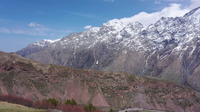 高加索雪山的鸟瞰图。视频素材