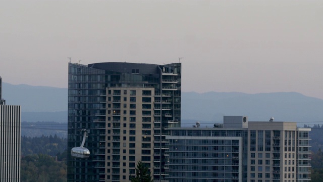 在俄勒冈州波特兰市，一辆吊篮有轨电车穿过高楼大厦视频素材