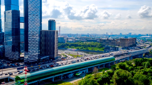 密集的城市汽车交通和地面地铁的站台视频素材