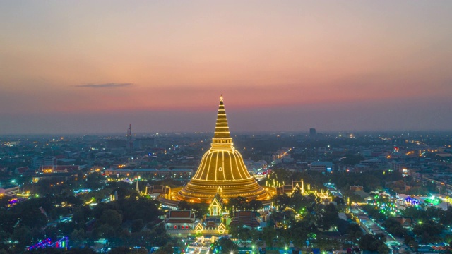 夕阳下的Phra Pathom Chedi鸟瞰图，伟大的金塔和世界上最高的佛塔位于泰国的那空帕颂视频素材