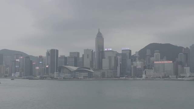 维多利亚港和港岛天际线阴天。香港拥有世界上最多的摩天大楼。日志,F-log。视频下载