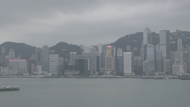 维多利亚港和港岛天际线阴天。香港拥有世界上最多的摩天大楼。日志,F-log。视频下载