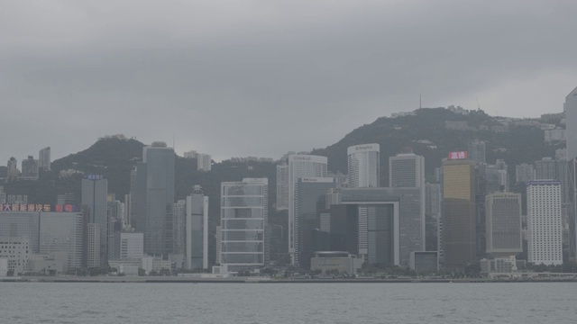 维多利亚港和港岛天际线阴天。香港拥有世界上最多的摩天大楼。日志,F-log。视频素材