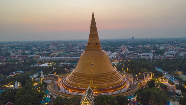 夕阳下的Phra Pathom Chedi鸟瞰图，伟大的金塔和世界上最高的佛塔位于泰国的那空帕颂视频素材