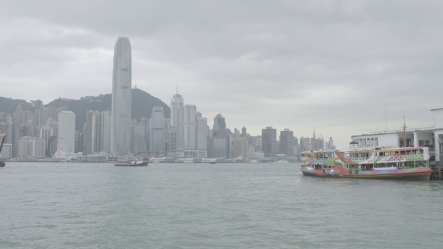 维多利亚港和港岛天际线阴天。香港拥有世界上最多的摩天大楼。日志,F-log。视频素材