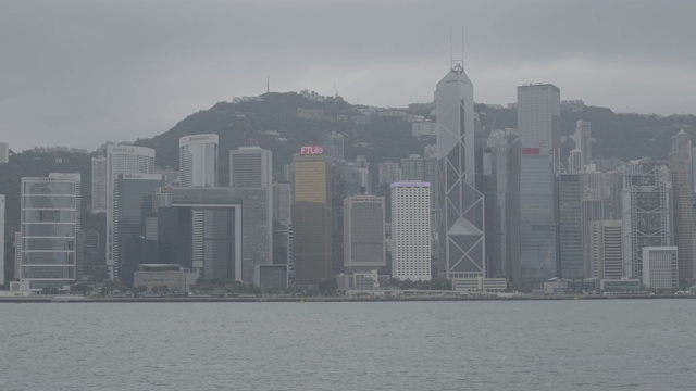 维多利亚港和港岛天际线阴天。香港拥有世界上最多的摩天大楼。日志,F-log。视频下载