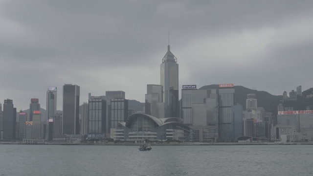 维多利亚港和港岛天际线阴天。香港拥有世界上最多的摩天大楼。日志,F-log。视频素材