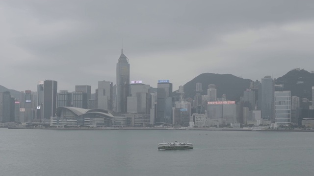 维多利亚港和港岛天际线阴天。香港拥有世界上最多的摩天大楼。日志,F-log。视频素材