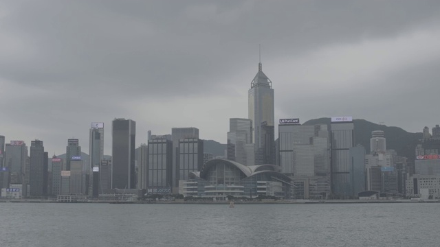 维多利亚港和港岛天际线阴天。香港拥有世界上最多的摩天大楼。日志,F-log。视频素材