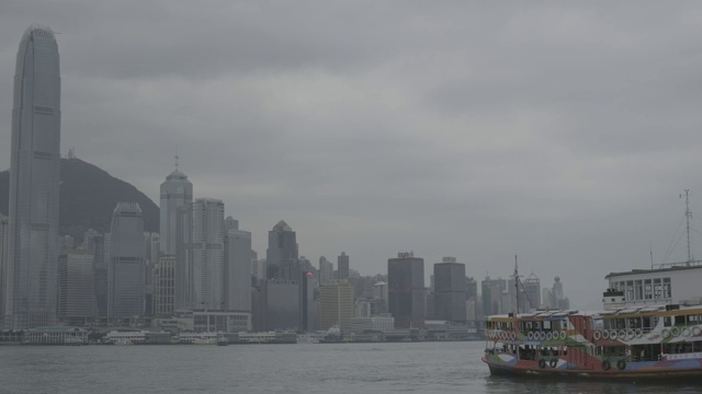 维多利亚港和港岛天际线阴天。香港拥有世界上最多的摩天大楼。日志,F-log。视频下载