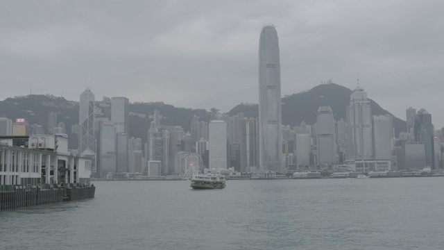 维多利亚港和港岛天际线阴天。香港拥有世界上最多的摩天大楼。日志,F-log。视频素材