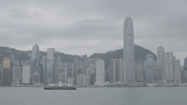 维多利亚港和港岛天际线阴天。香港拥有世界上最多的摩天大楼。日志,F-log。视频素材