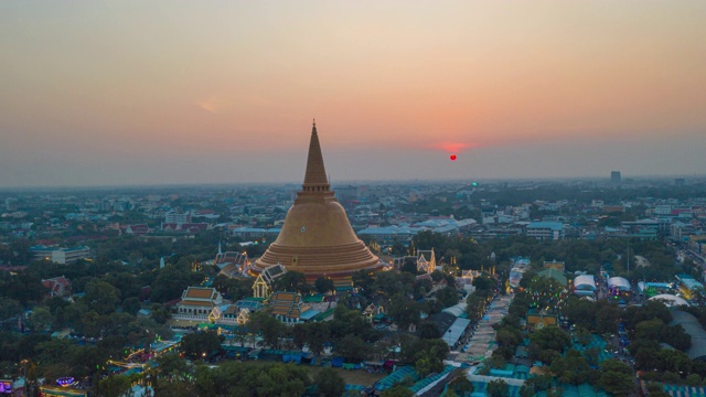 夕阳下的Phra Pathom Chedi鸟瞰图，伟大的金塔和世界上最高的佛塔位于泰国的那空帕颂视频素材