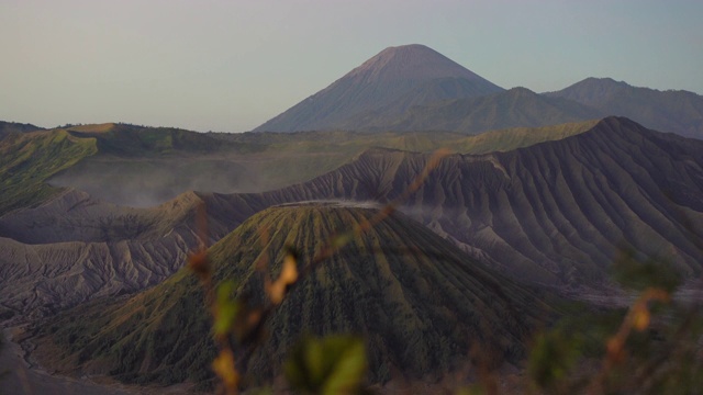 印度尼西亚爪哇岛腾格里破火山口内的布罗莫火山上的日出视频素材