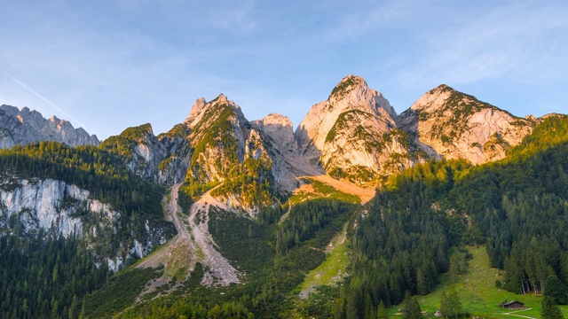 雾动的时间流逝和雾在早晨，美丽的风景景观岣湖山在秋天。萨尔兹卡默古特地区上奥地利视频素材