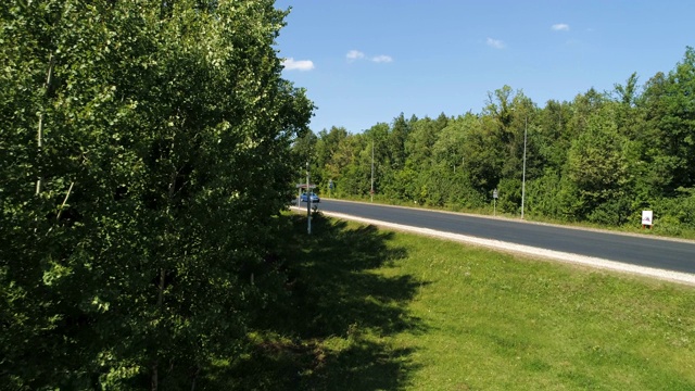 运动在现代道路与驾驶自卸卡车俯视图视频素材