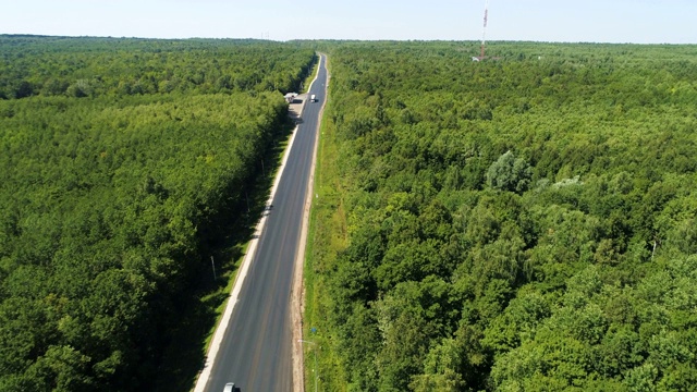 舒适的高速公路上，汽车在绿色的空中行驶视频素材