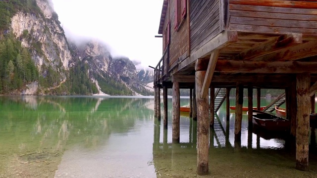 令人惊叹的Pragser Wildsee湖和雾蒙蒙的山脉在阿尔卑斯山，意大利视频素材