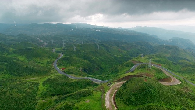 中国贵州山区公路鸟瞰图。视频素材