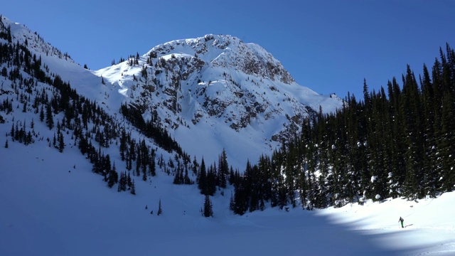 冬天的风景在山上与滑雪者做滑雪登山在边远地区视频素材