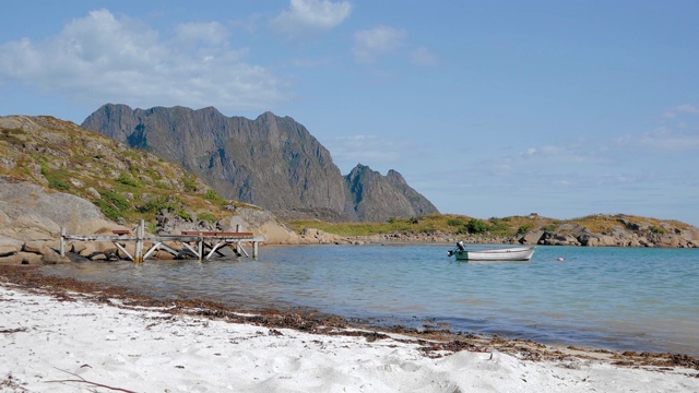 美丽的挪威的风景。峡湾里的一条小渔船。视频素材