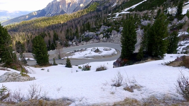 春天，意大利Dolomites的Passo Falzarego山路上的日出视频素材