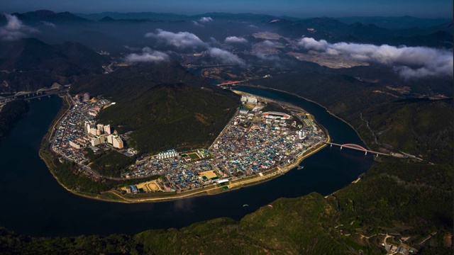 在韩国忠清北道丹阳羊帮山的天空中滑翔的人们视频素材