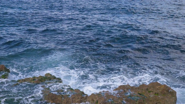 古巴哈瓦那马雷孔海滩上的巨浪视频素材