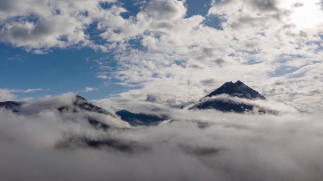 山脉和移动的云。空中Hyper Lapse, Time Lapse。在奥地利罗伊特的无人机视频下载