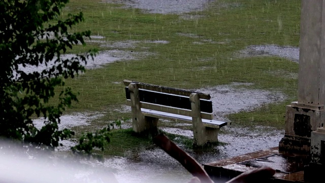 雨滴落在水里!视频素材