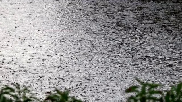 雨滴落在水里!视频素材