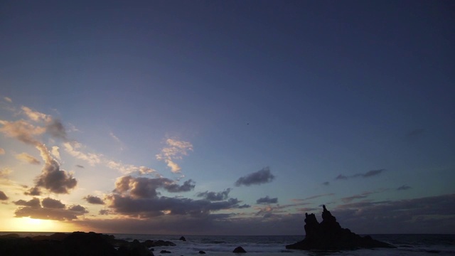 日落时贝尼霍时光流逝。美丽的野生海滩与黑色火山沙靠近大西洋，特内里费视频素材