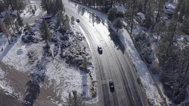 ÊCars开车穿过圣诞小镇的雪。E E E视频素材