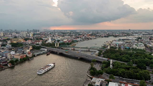 泰国曼谷湄南河上的Phra Phuttha Yodfa大桥。视频素材