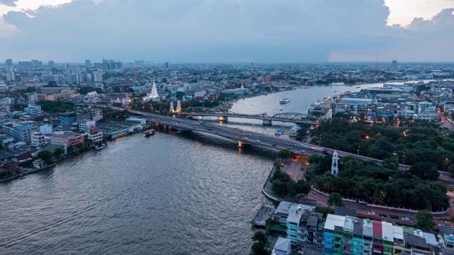 泰国曼谷湄南河上的Phra Phuttha Yodfa大桥。视频素材