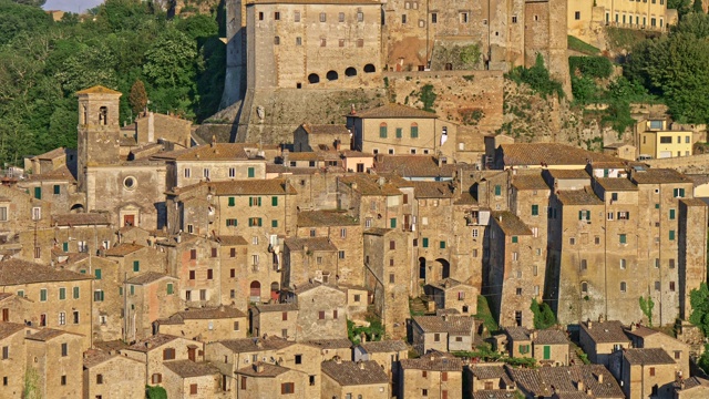 Sorano,意大利。这座建于凝灰岩上的中世纪山城的建筑和房屋。下午的阳光。倾斜,4 k视频素材