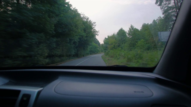 道路在森林汽车视图视频素材