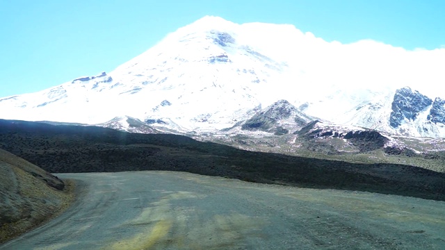 巨大的钦博拉索火山视频素材