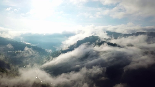 鸟瞰图的早晨雾在山区视频素材