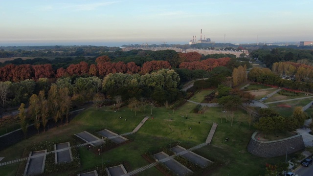 布宜诺斯艾利斯马德罗港天空摩天楼和公园上的日落航拍视频素材