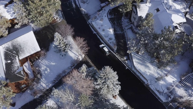 EA汽车驱动器通过一个冰雪覆盖的圣诞市镇E E视频素材