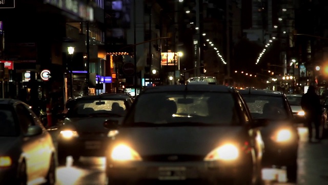 雨夜，阿根廷布宜诺斯艾利斯Corrientes大道上的交通状况。视频素材