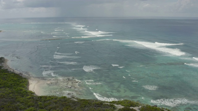 在加勒比海的大特克的海岸线，悬崖和海滩的鸟瞰图视频素材